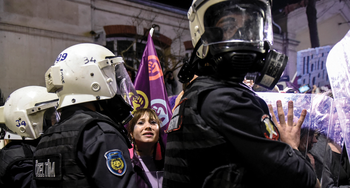#Video Policía dispersa con gas manifestación por el Día de la Mujer en Estambul - estambul2