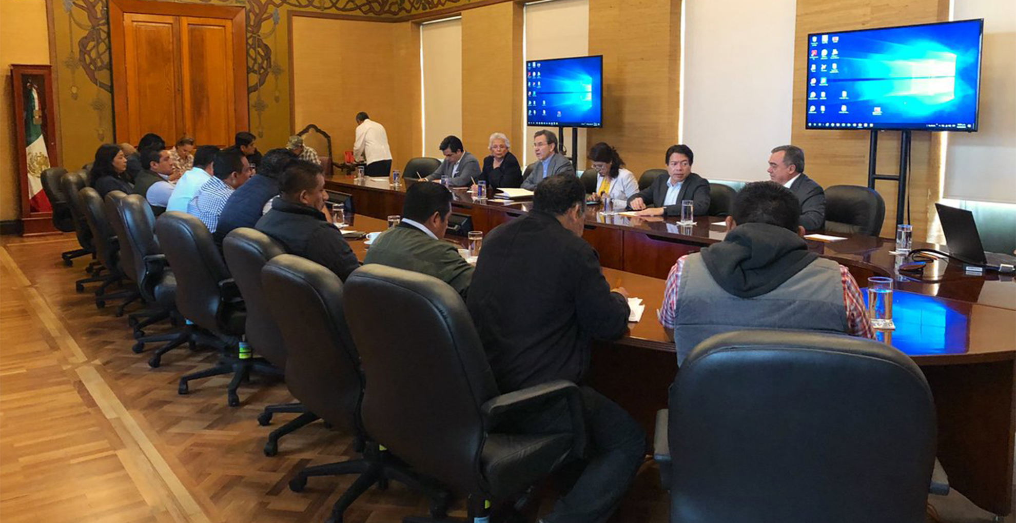 Maestros de la coordinadora se reúnen con autoridades federales