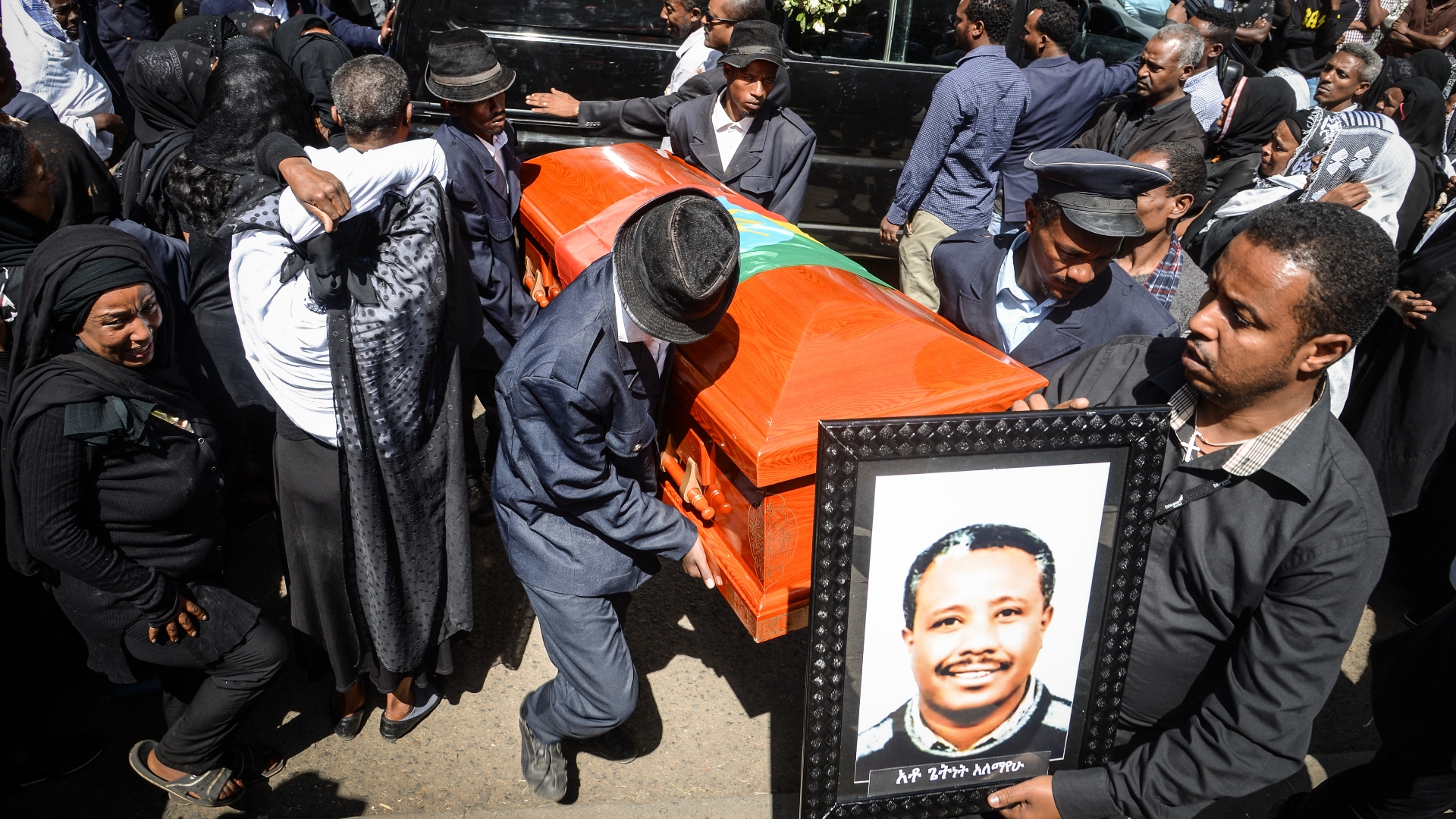 Realizan funeral masivo de víctimas de accidente aéreo en Etiopía - etiopia-funeral-accidente-aereo-2