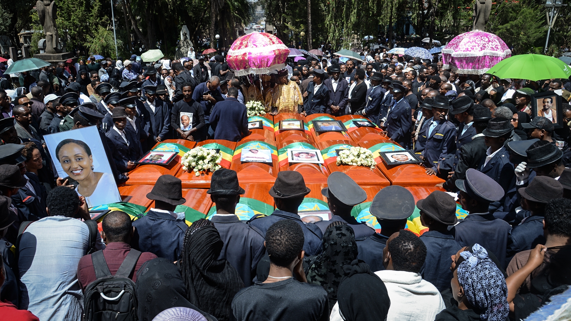 Realizan funeral masivo de víctimas de accidente aéreo en Etiopía