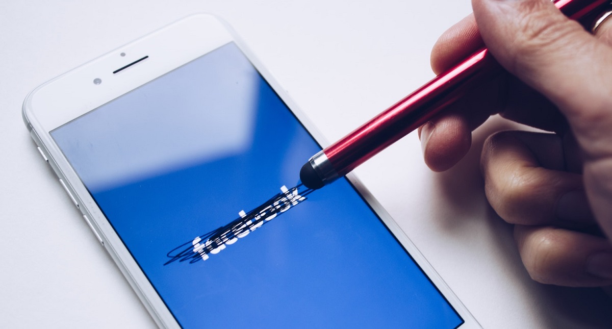 Facebook trabaja para resolver fallas en conexión