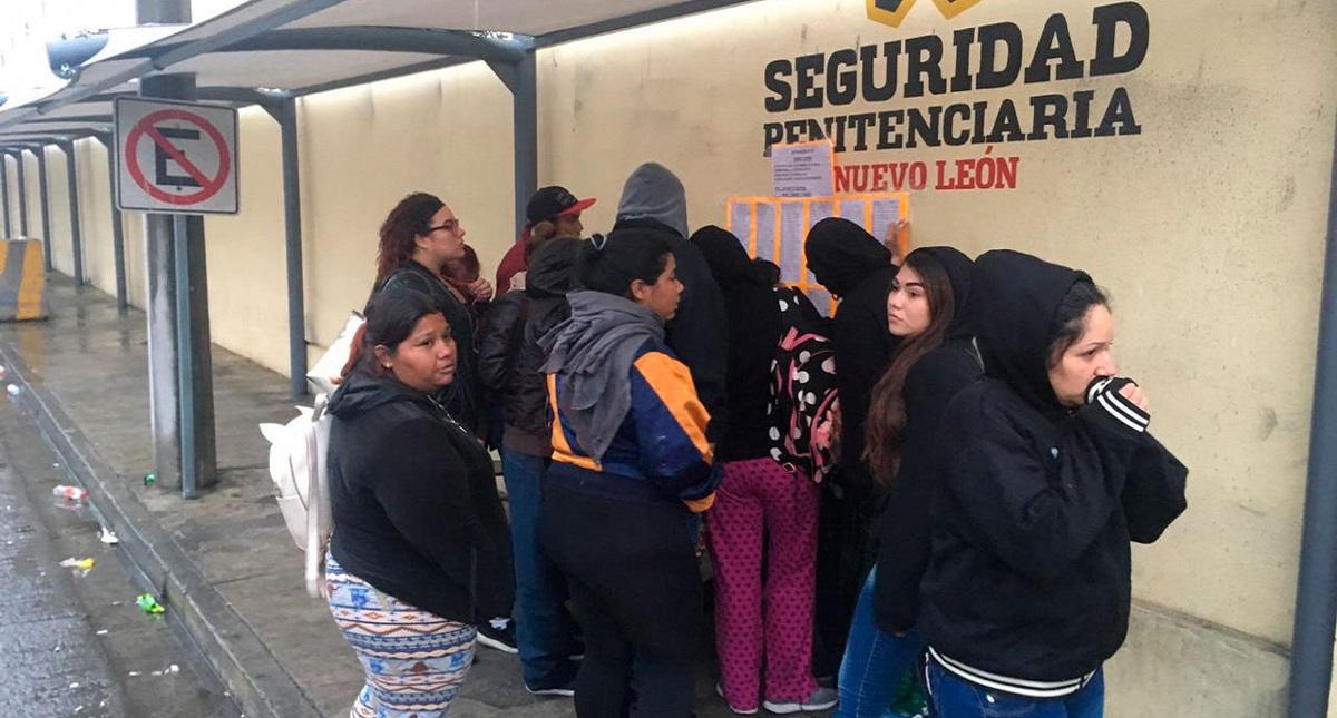 Trasladan a 504 'reos peligrosos' de Nuevo León a penales federales - familiares-concentrados-a-las-afueras-de-topo-chico-en-espera-de-informacion-sobre-reos-trasladados