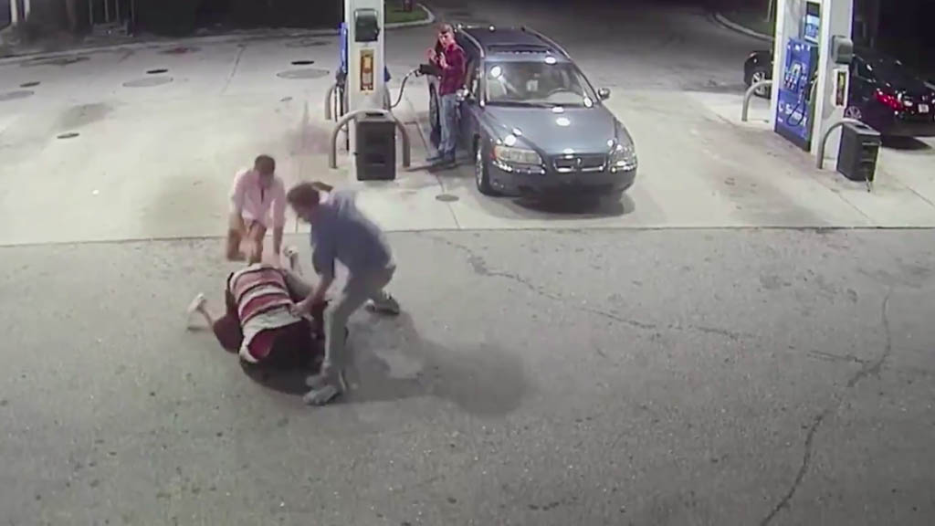 #Video Familiares enfrentan a asaltantes en gasolinera de Florida