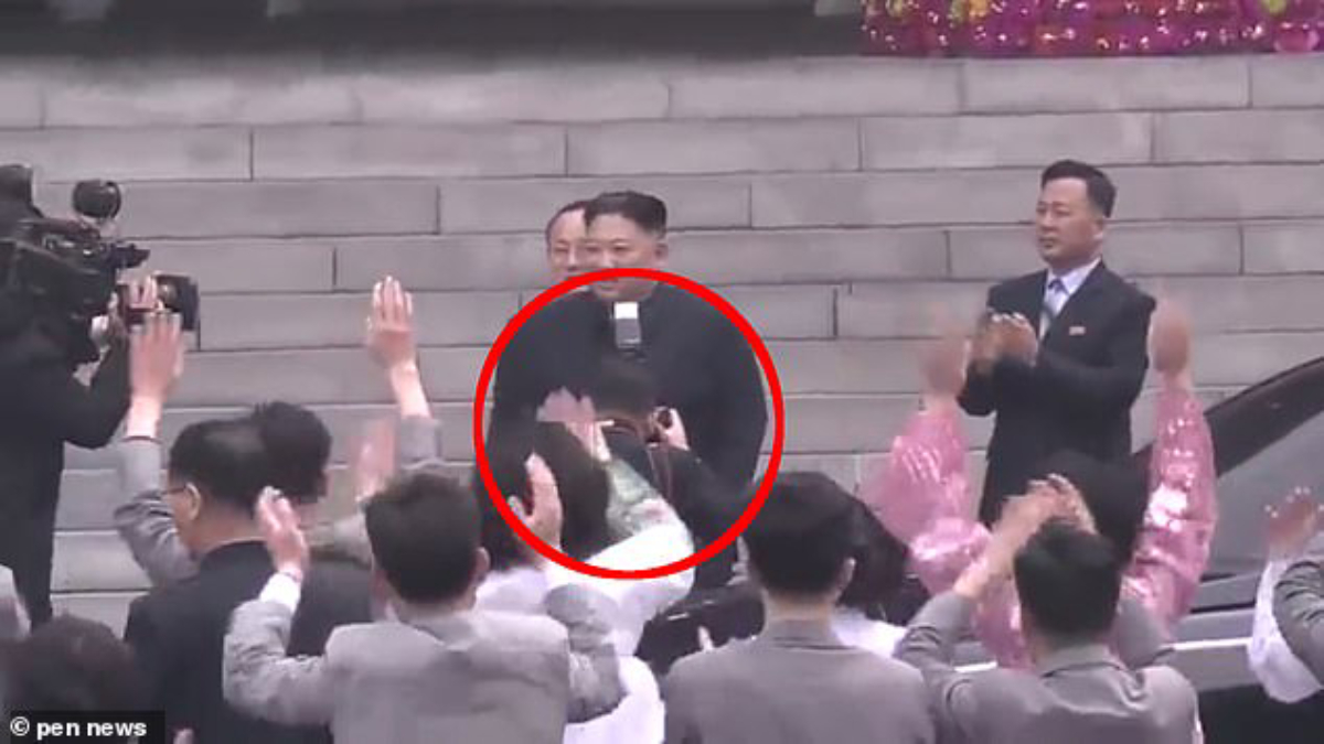 Despiden a fotógrafo por impedir que la gente viera a Kim Jong-un