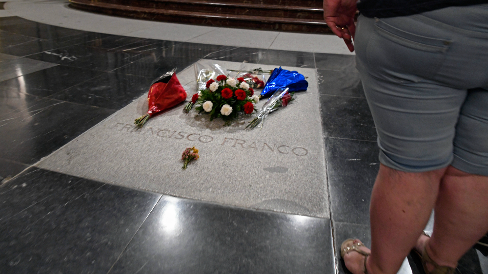 España suspende temporalmente exhumación de Francisco Franco - francisco-franco-tumba