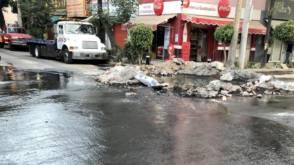 Fuga de agua en la colonia Cuauhtémoc