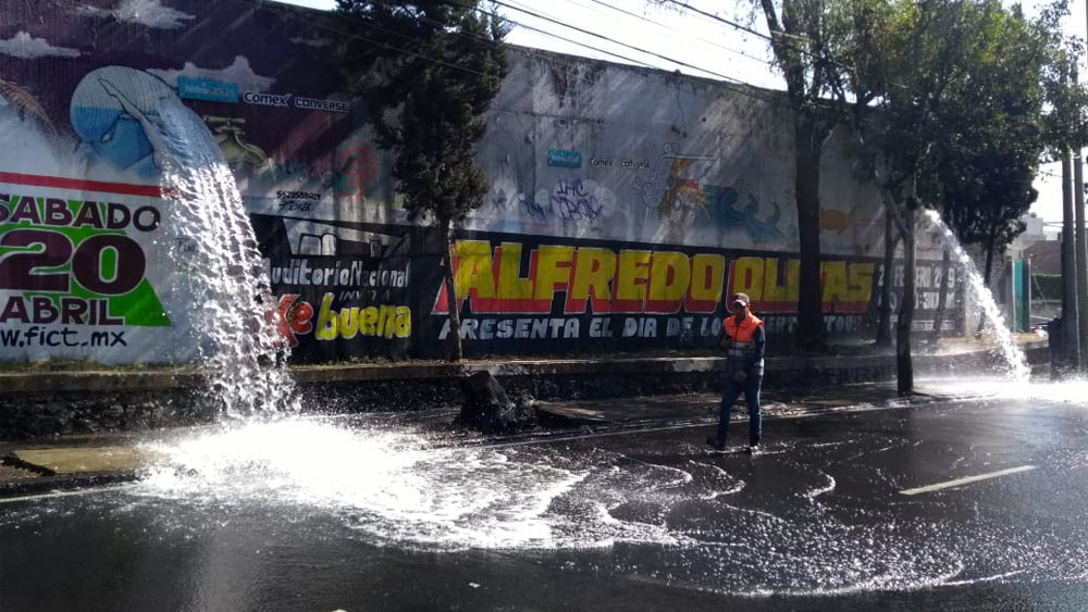 Controlan fuga de agua en Periférico Sur tras más de dos horas