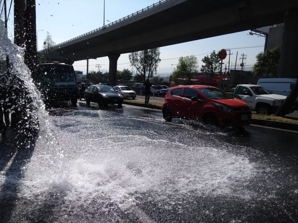 Controlan fuga de agua en Periférico Sur tras más de dos horas - fuga-de-agua-periferico1