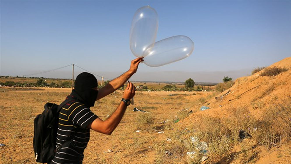 Israel bombardea Gaza tras detectar globos con explosivos