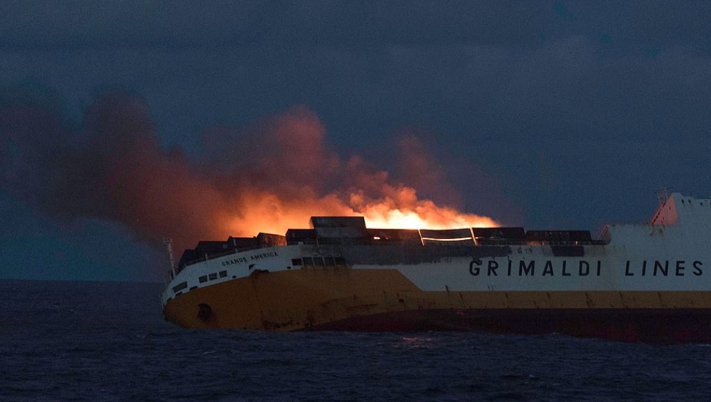 Se hunde barco con 37 Porsches en costa de Francia