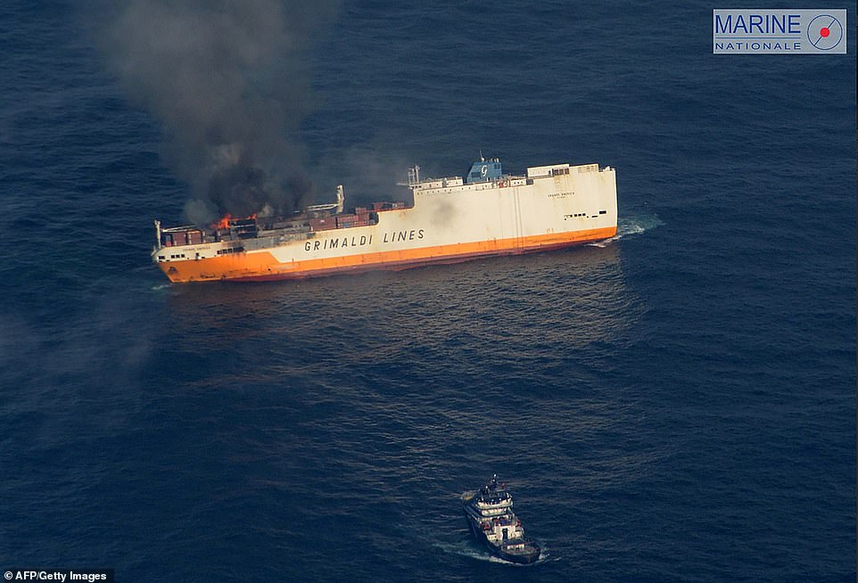 Se hunde barco con 37 Porsches en costa de Francia - grande-america2