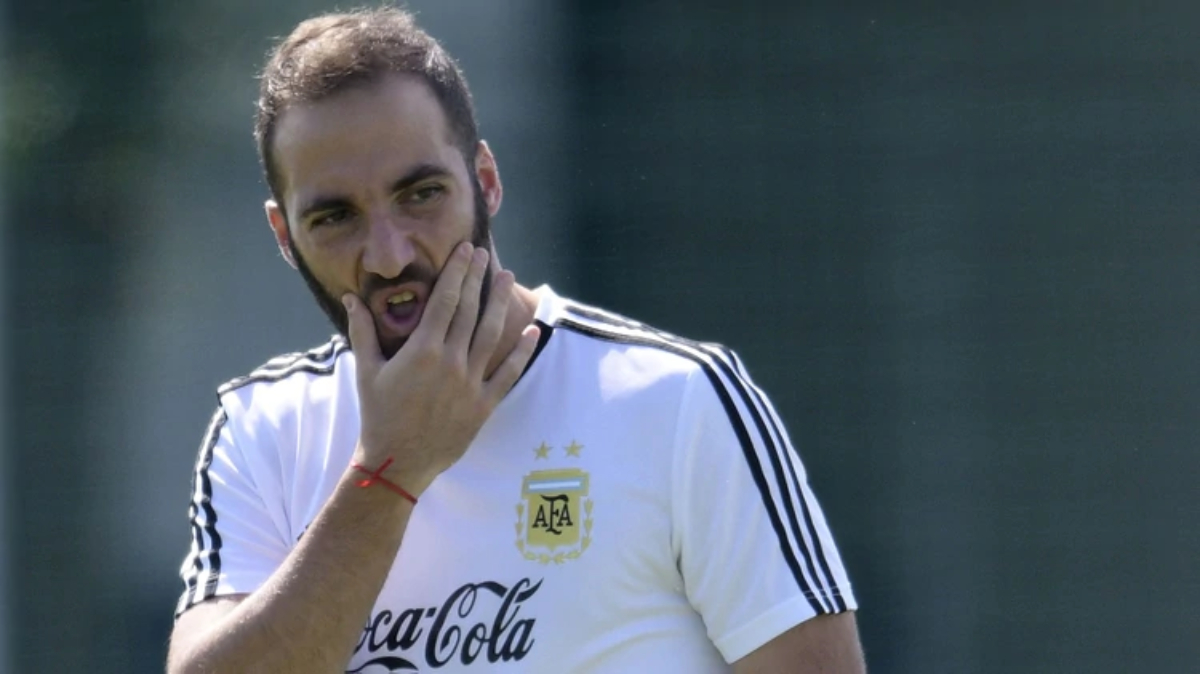 Higuaín anuncia su retiro con Argentina Higuaín anuncia su retiro con Argentina