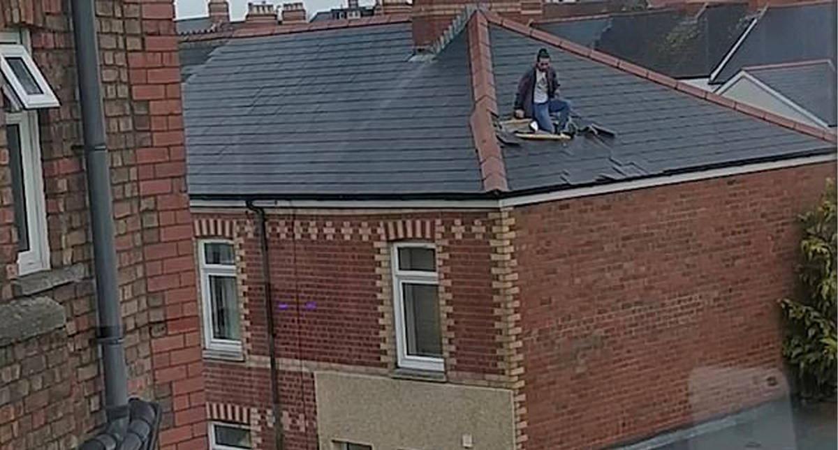 #Video Fugitivo sube al techo de su casa y lanza tejas a la policía
