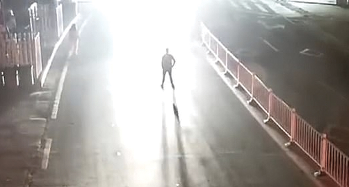 #Video Hombre ebrio pone a prueba el amor de su esposa y es atropellado