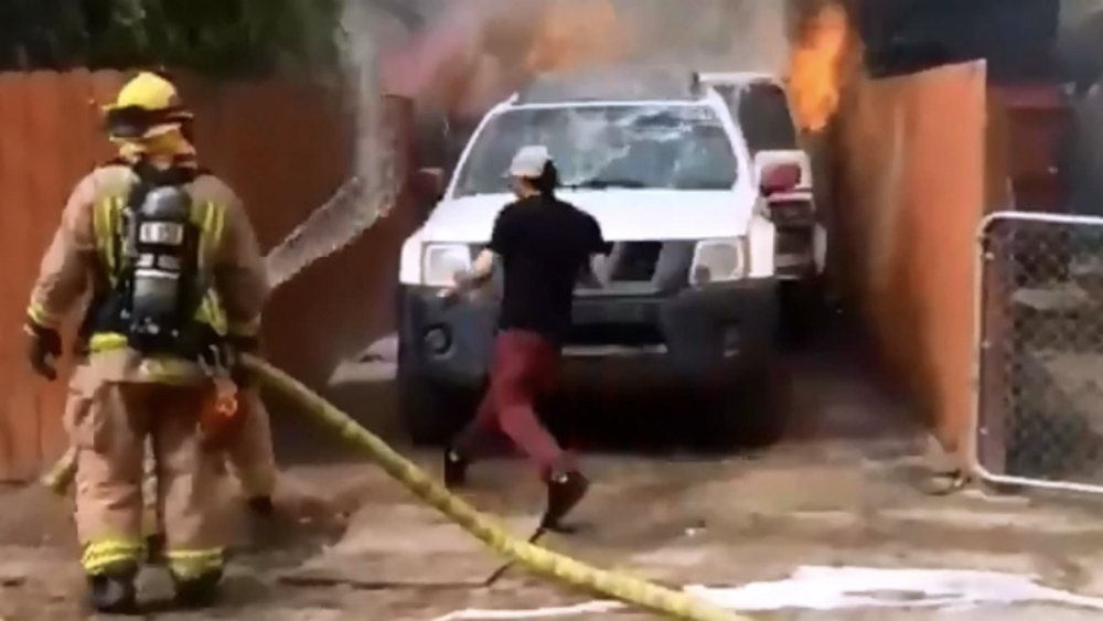 #Video Hombre rescata a su perrita cuando su casa ardía en llamas