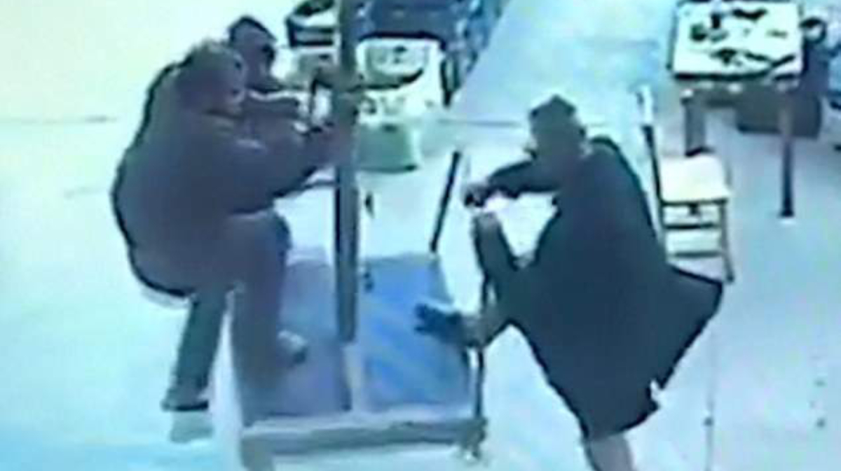 #Video Viento eleva a hombre que intentó evitar que se volara una sombrilla