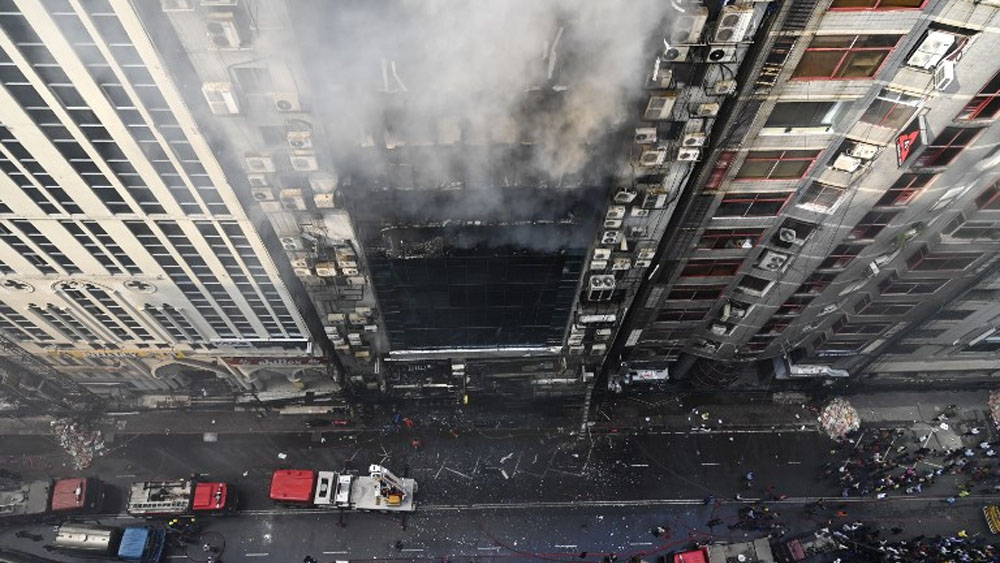 Al menos 19 muertos en incendio de edificio en Bangladesh