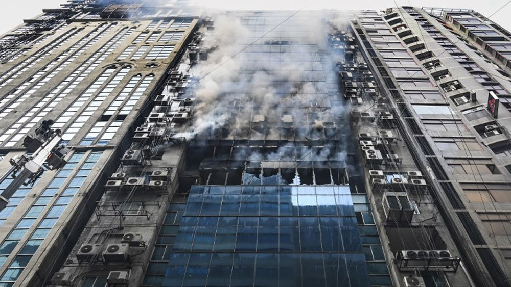 Suman 25 muertos tras incendio en edificio de Bangladesh