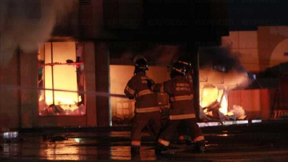 #Video Incendio consume importante mueblería en Hermosillo
