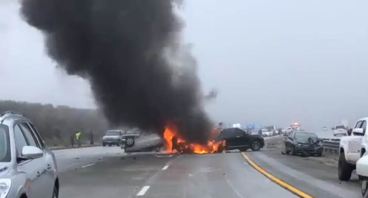 #Video Niebla provoca carambola con más de 30 heridos en California - incendio-de-auto-en-la-autopista-5