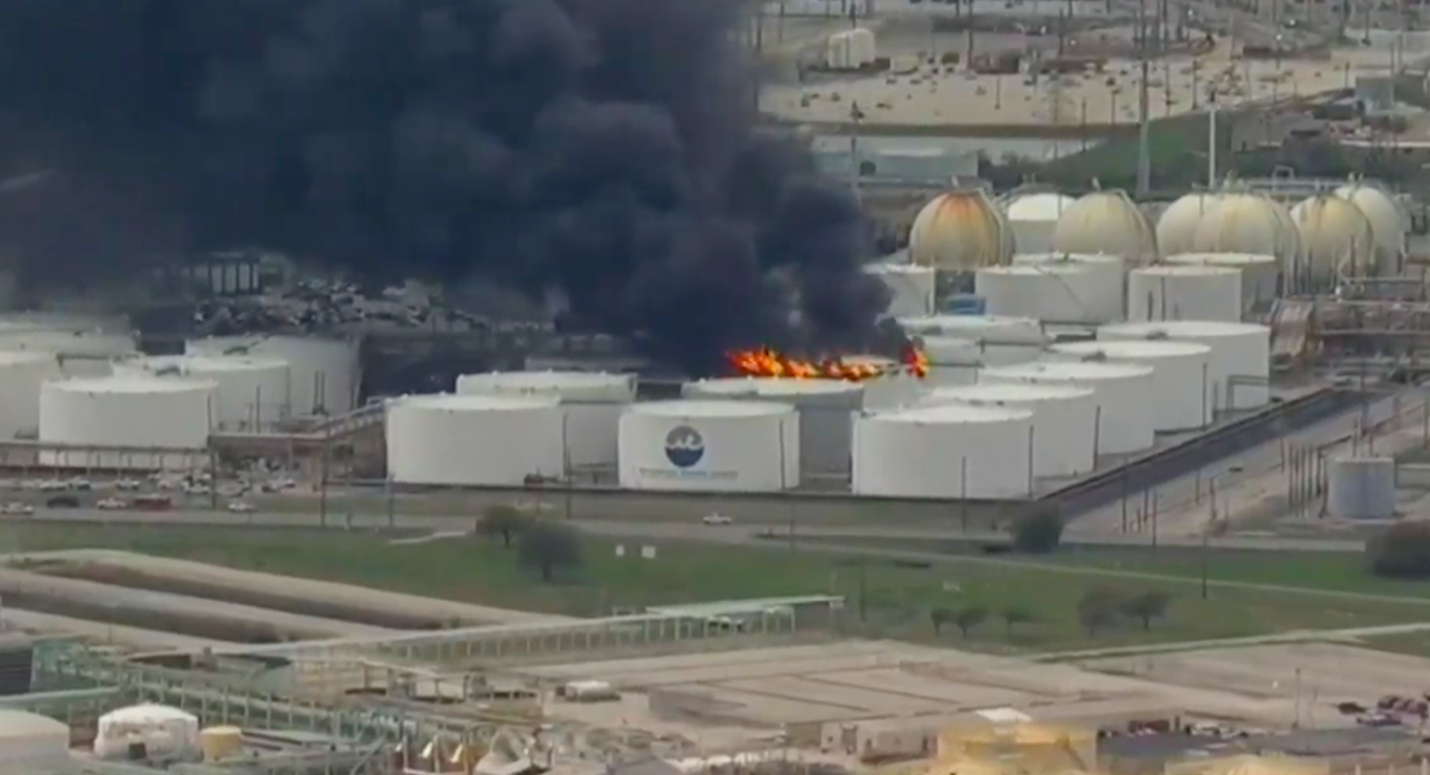 #Video Incendio en Houston consume planta petroquímica