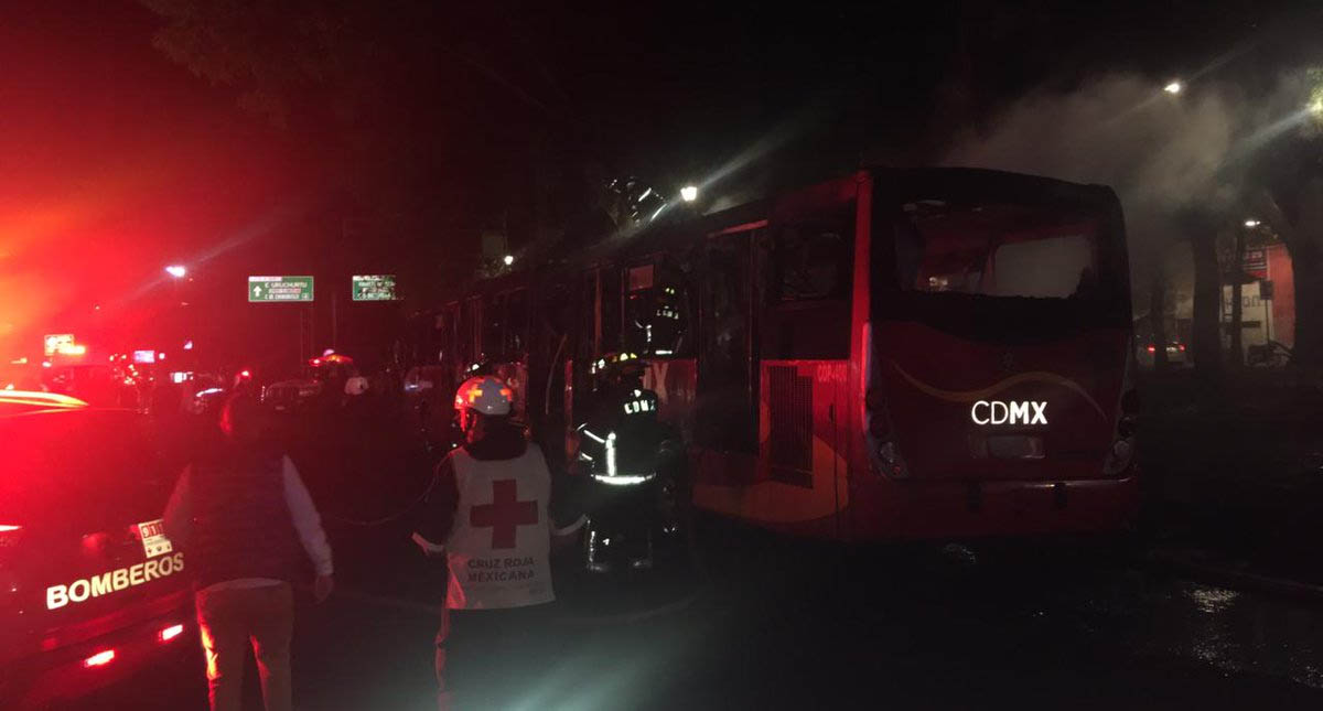 Se incendia Metrobús de la Línea 2