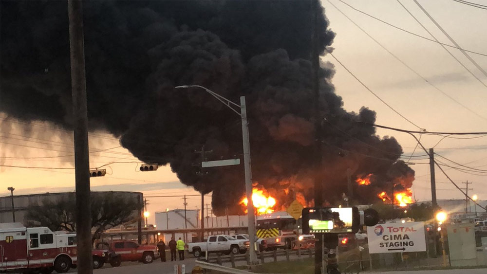 Se intensifica incendio en planta química de Texas