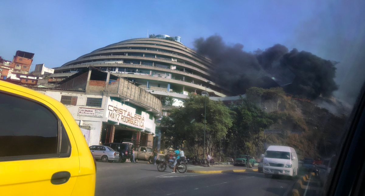 #Video Incendio afecta El Helicoide, cárcel de presos políticos en Venezuela