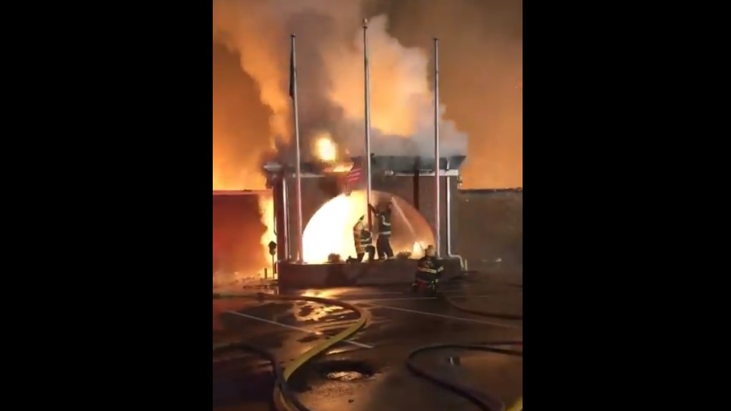 Bomberos rescatan bandera estadounidense durante incendio