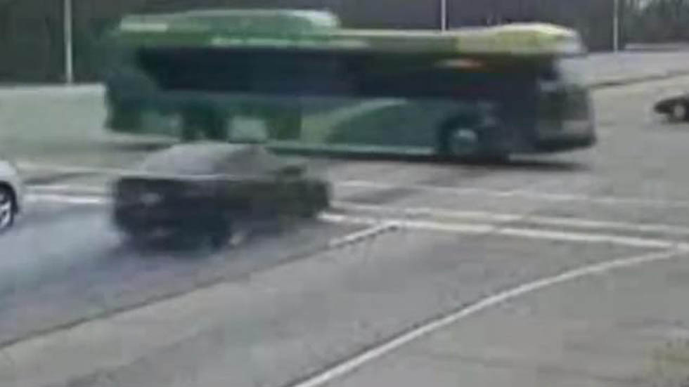 #Video Jóvenes mueren al chocar contra autobús mientras escapaban de la policía