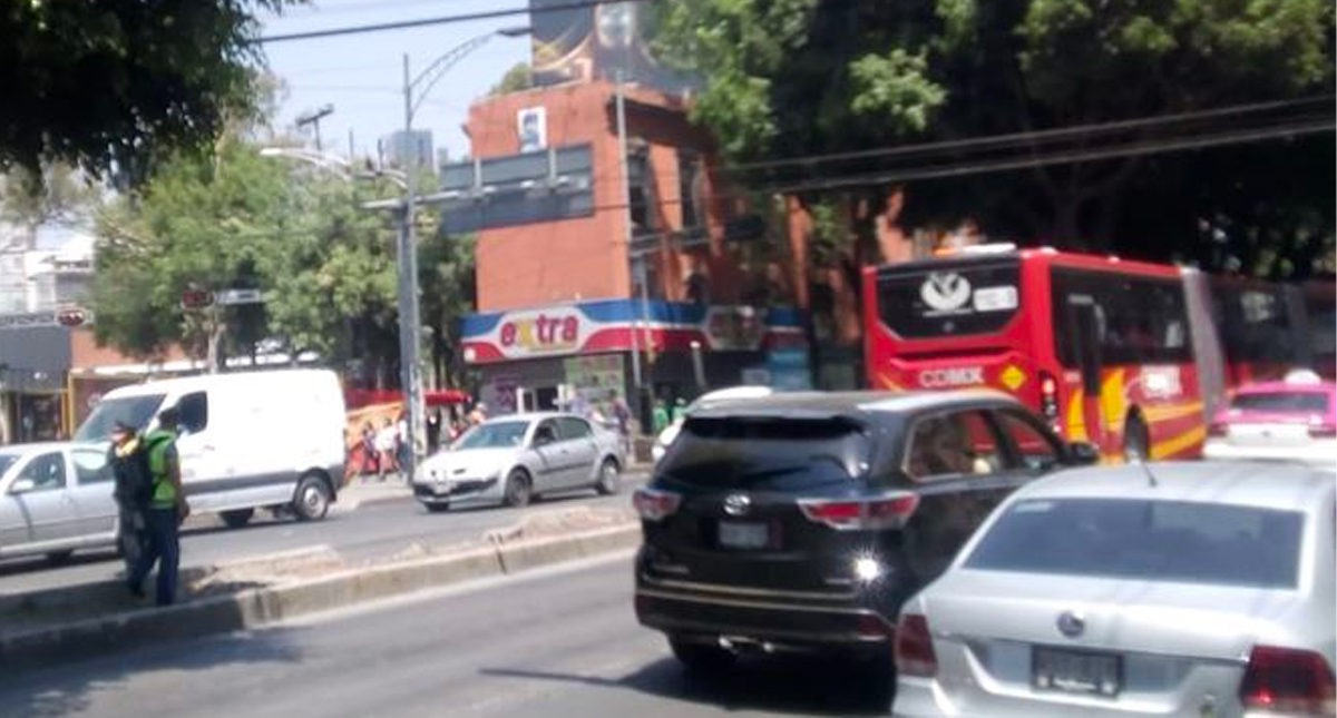 Manifestantes liberan Avenida Insurgentes a la altura de Monterrey