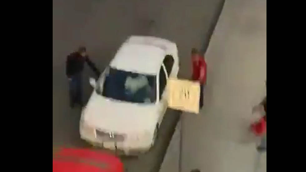 #Video Roban auto a punta de pistola afuera del Suburbano en Tultitlán - intento-de-robo-de-auto-a-mano-armada-en-tultitlan