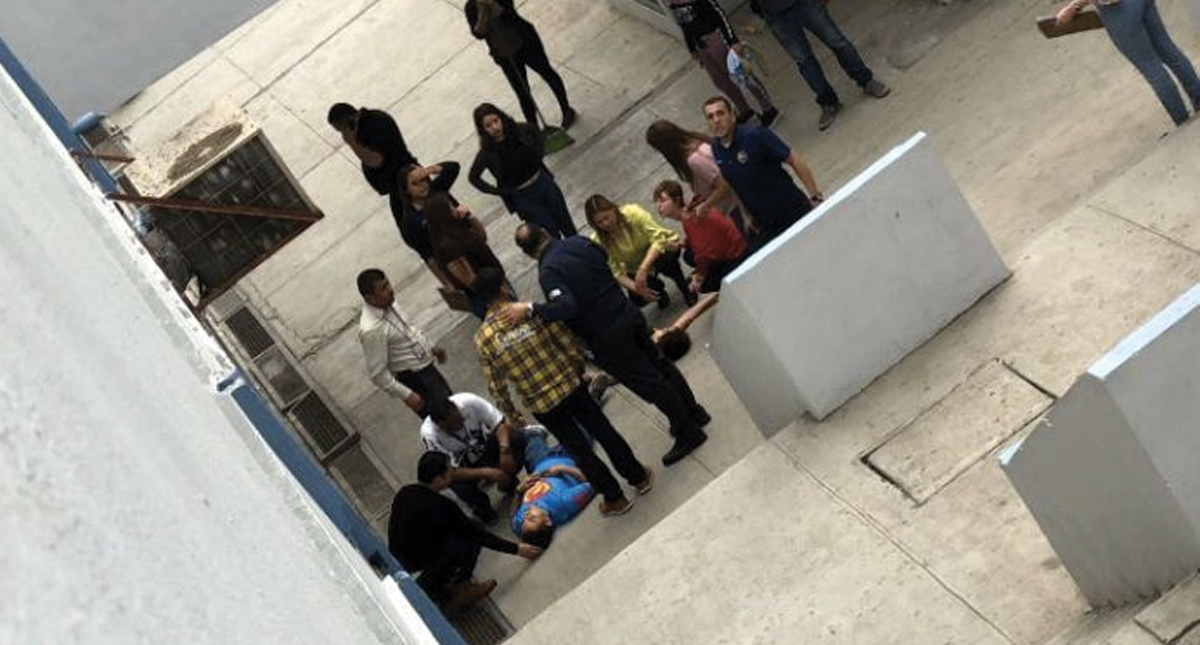 Joven se lanza de segundo piso de preparatoria y cae sobre compañero en NL