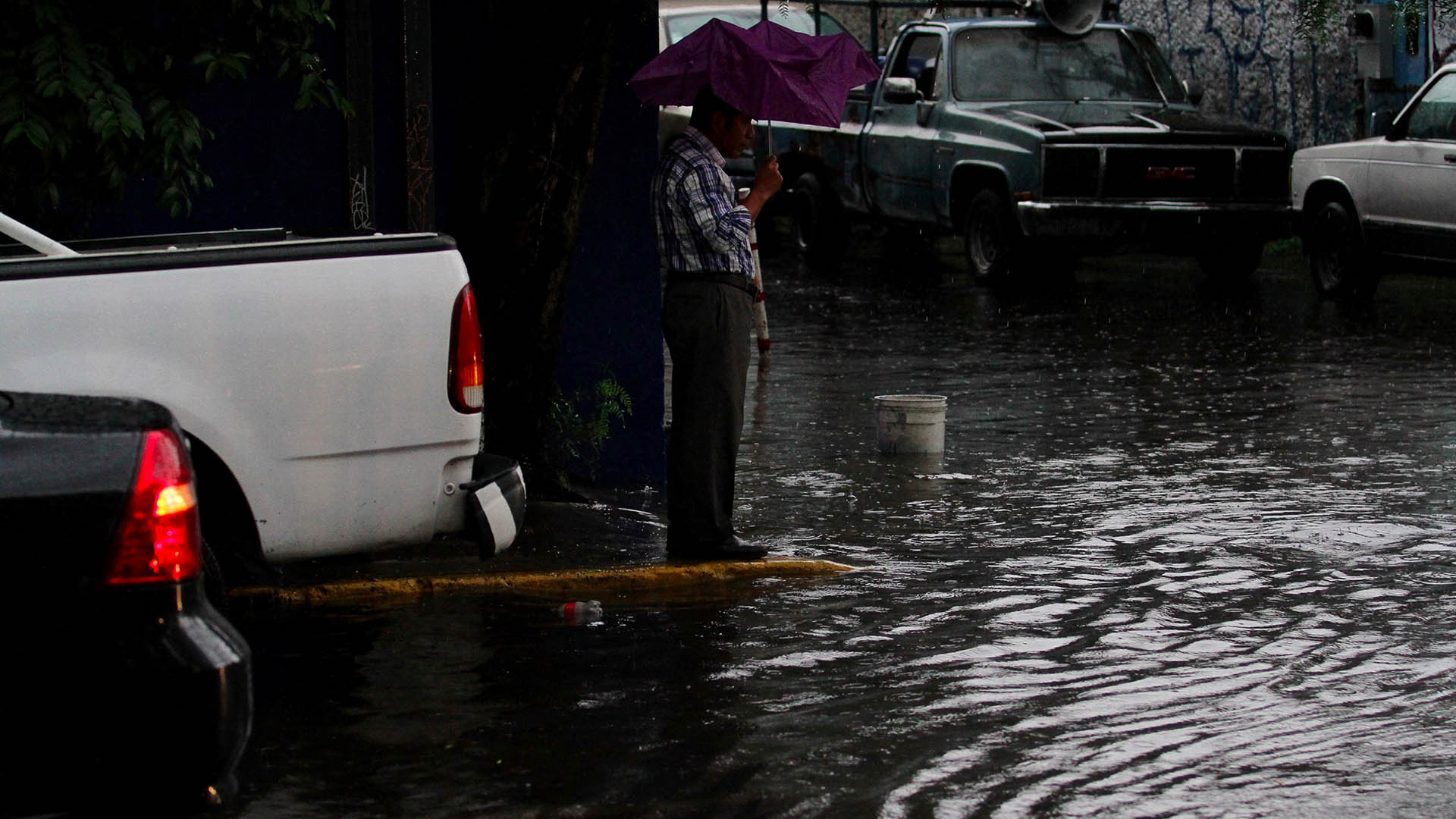 Lluvia deja inundaciones en Iztapalapa