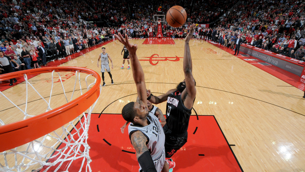Harden conduce a la victoria a los Rockets con otra actuación histórica