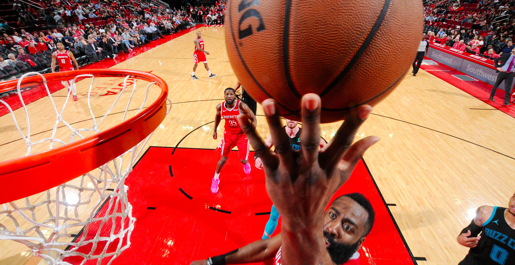 Harden afloja pero lleva a los Rockets a la victoria