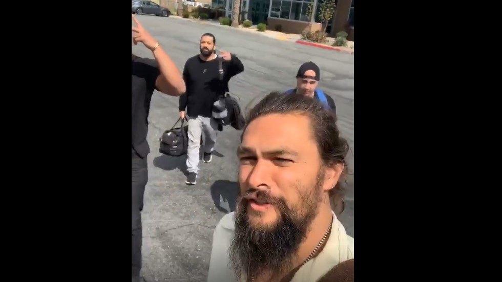 #Video Avión de Jason Momoa aterriza de emergencia en California