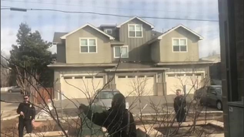 #Video Policías amagan a joven cuando recogía basura en su patio