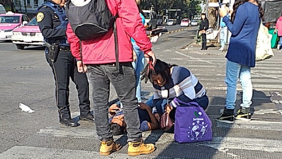 Ambulancia atropella a joven y se lo lleva al hospital - joven-tras-ser-atropellado