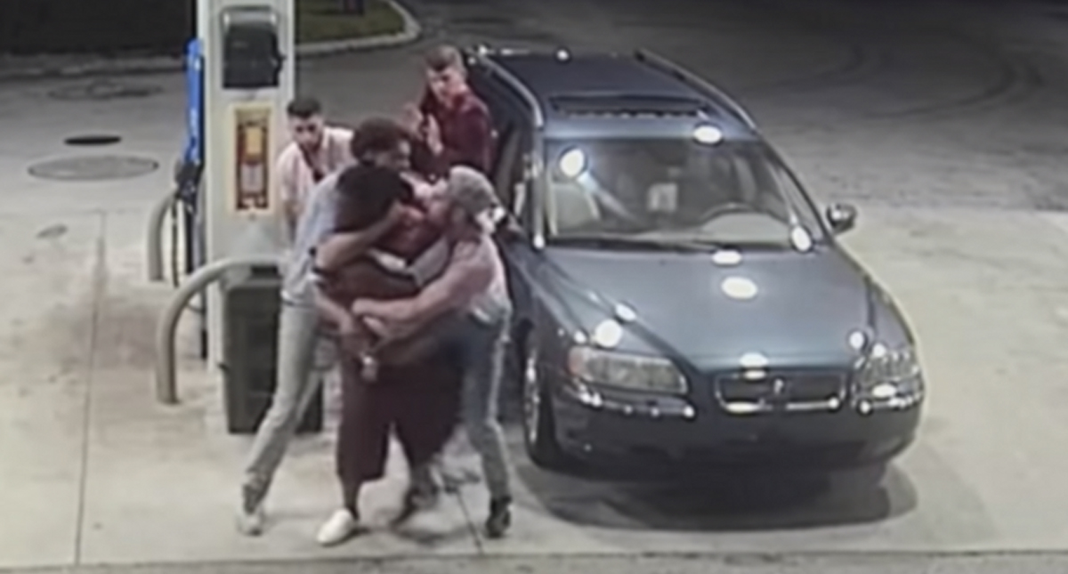 #Video Jóvenes desarman a hombre que intentó asaltarlos