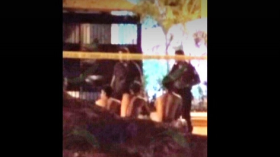 Vecinos niegan asalto en casa de secretario de Turismo de Colima - jovenes-desnudos-custodiados-por-policias