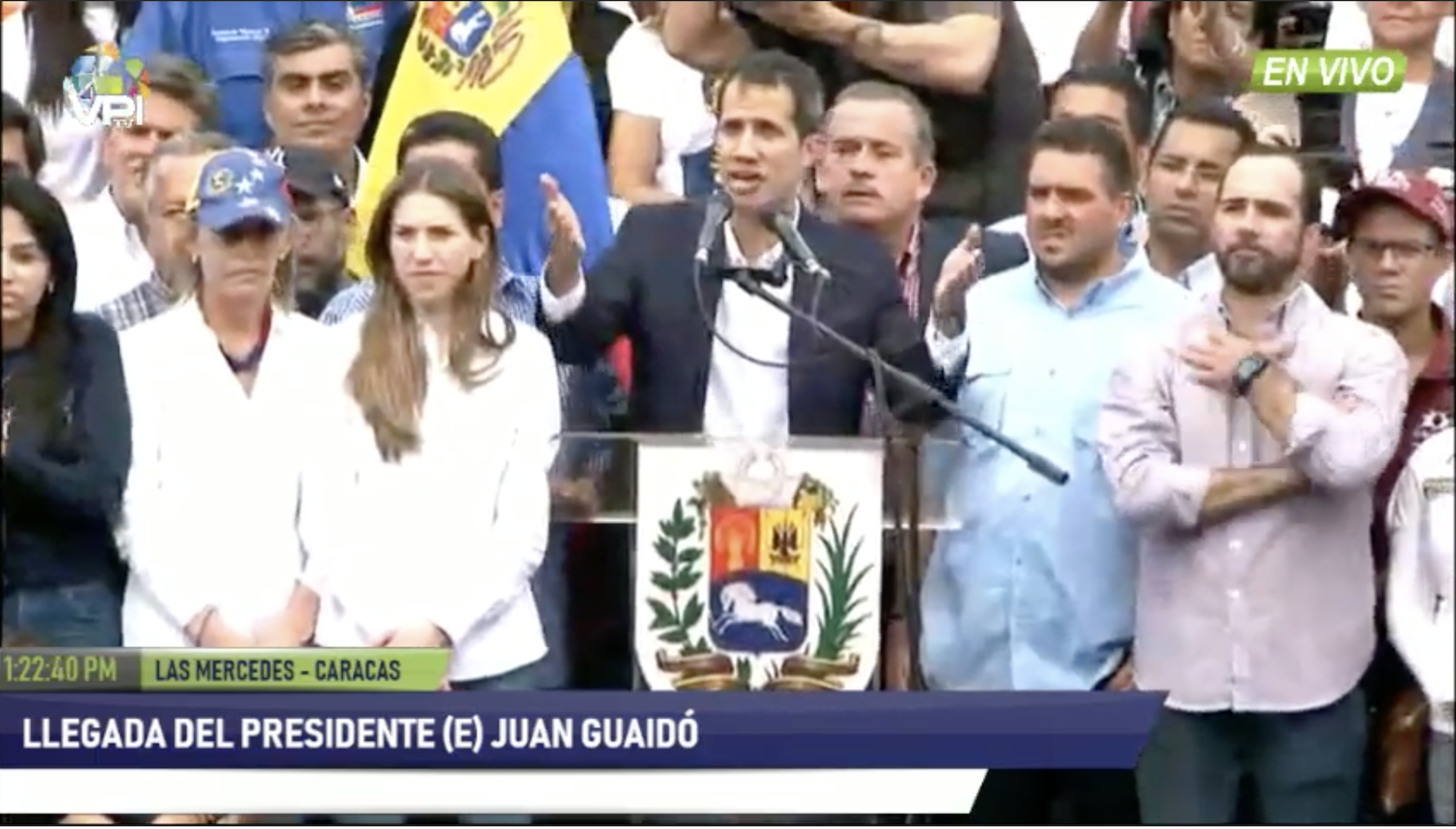 Guaidó llega a plaza de Caracas aclamado por miles de seguidores