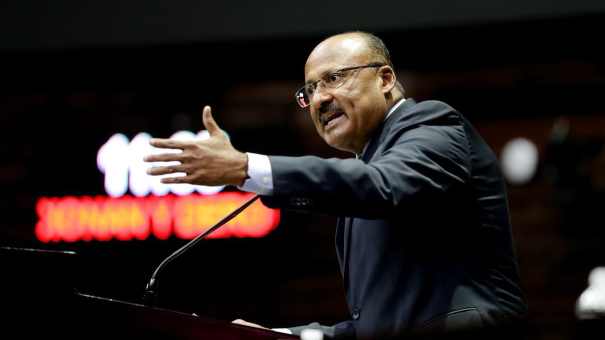 René Juárez Cisneros analiza postularse para presidente del PRI