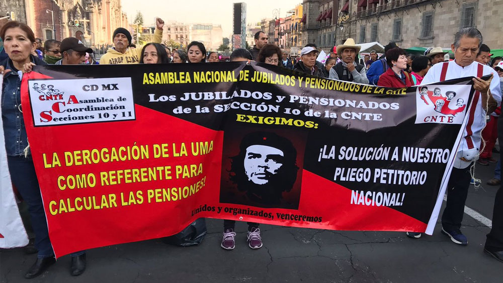 Jubilados de la CNTE cierran circulación en el Zócalo Jubilados de la CNTE cierran circulación en el Zócalo