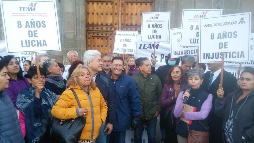 Jubilados de Mexicana protestan en Palacio Nacional