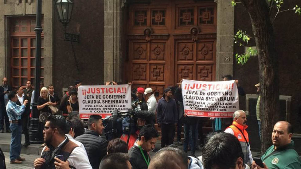 Protestan a la entrada del informe de 100 días de Sheinbaum
