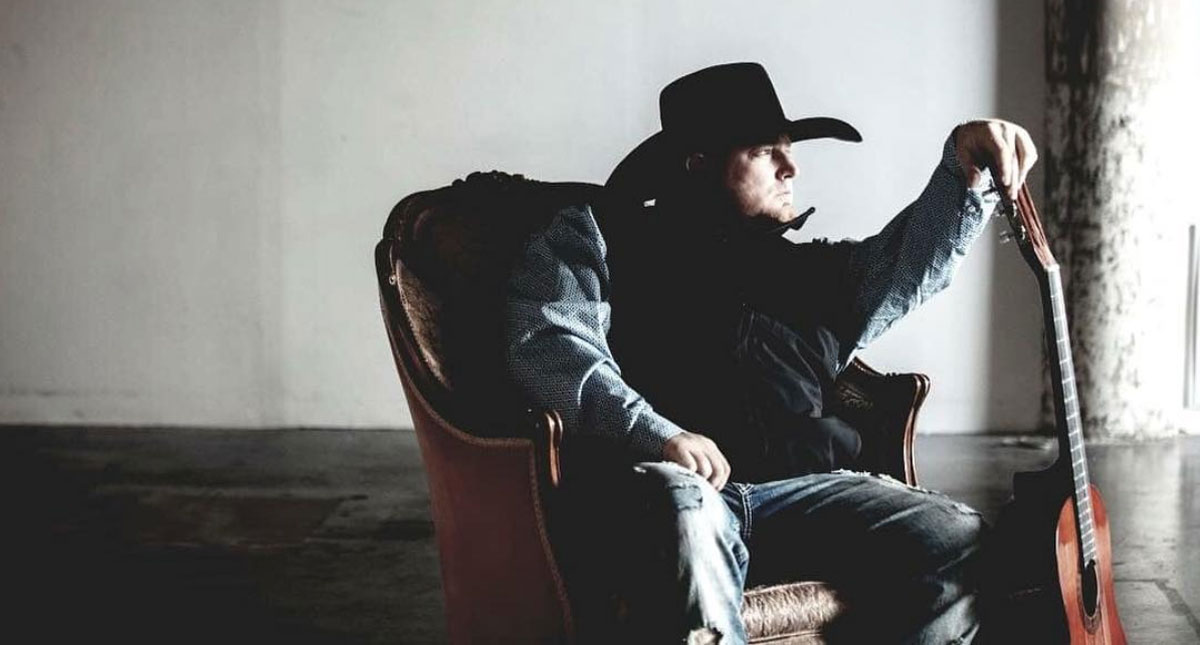 Muere cantante de country tras dispararse accidentalmente durante rodaje