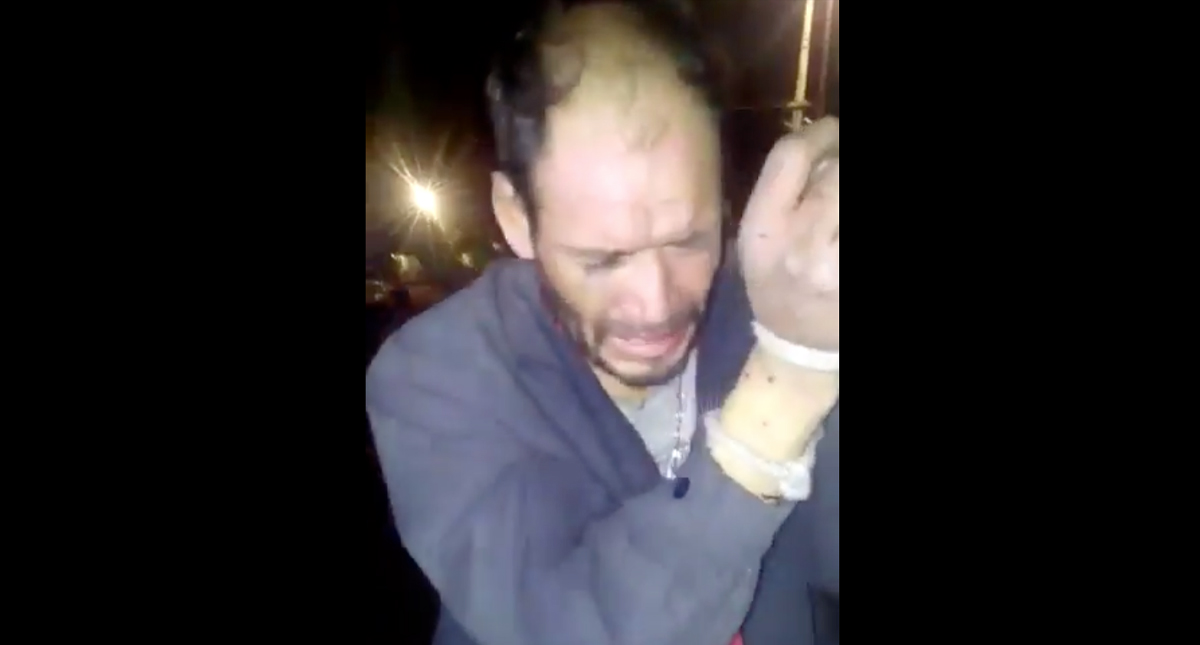 #Video Vecinos golpean y someten a presunto ladrón en Álvaro Obregón