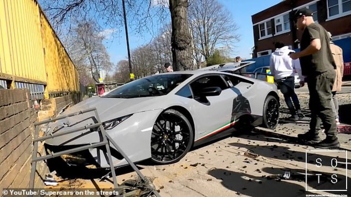 #Video Conductor destroza Lamborghini durante demostración en Londres