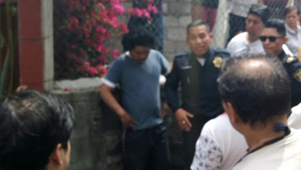 Rescatan de linchamiento a presunto acosador en Tlalpan Rescatan de linchamiento a presunto acosador en Tlalpan